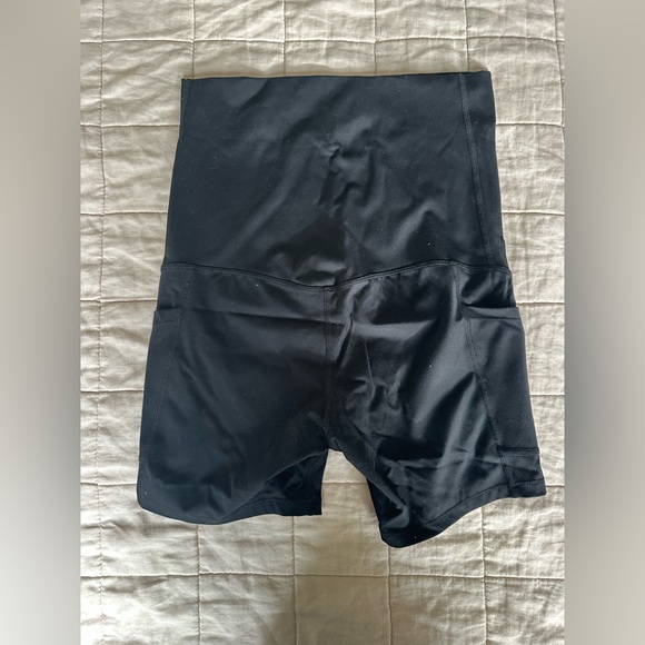 POSHDIVAH Maternity Black Over the Belly Shorts - Picture 3 of 4